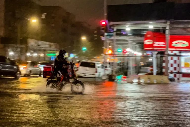 Un repartidor en bicicleta avanza en medio de la lluvia causada por el Huracán Ida en Nueva Yorkdfd