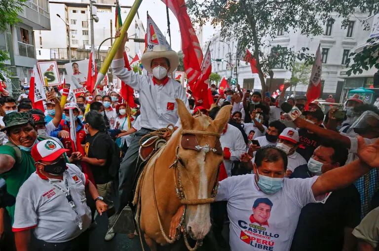 Castillo monta a caballo durante una campaña en Lima, el 8 de abril.Fotógrafo: Gian Masko / AFP / Getty Imagesdfd