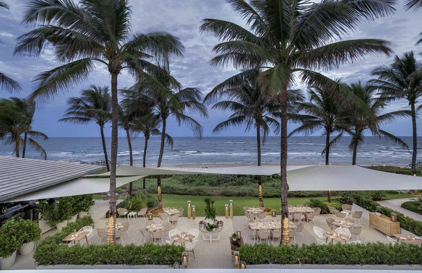 Frente al océano desde Marisol, un restaurante griego en el Beach Club. Todos los restaurantes de The Boca Raton son exclusivos para los huéspedes y socios del hotel.Fotógrafo: Thomas Hart Shelby
dfd