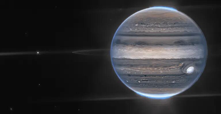 En la foto, creada a partir de una combinación de varias imágenes del Webb, las auroras se extienden a grandes alturas sobre los polos norte y sur de Júpiter. Foto: Nasadfd