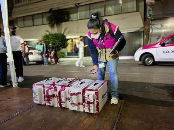 Un paquete electoral es contabilizado por una funcoinaria del Instituto Nacional Electoral (INE) durante el inicio del cómputo de la Revocación de Mandato en México. Foto: Cortesía INE