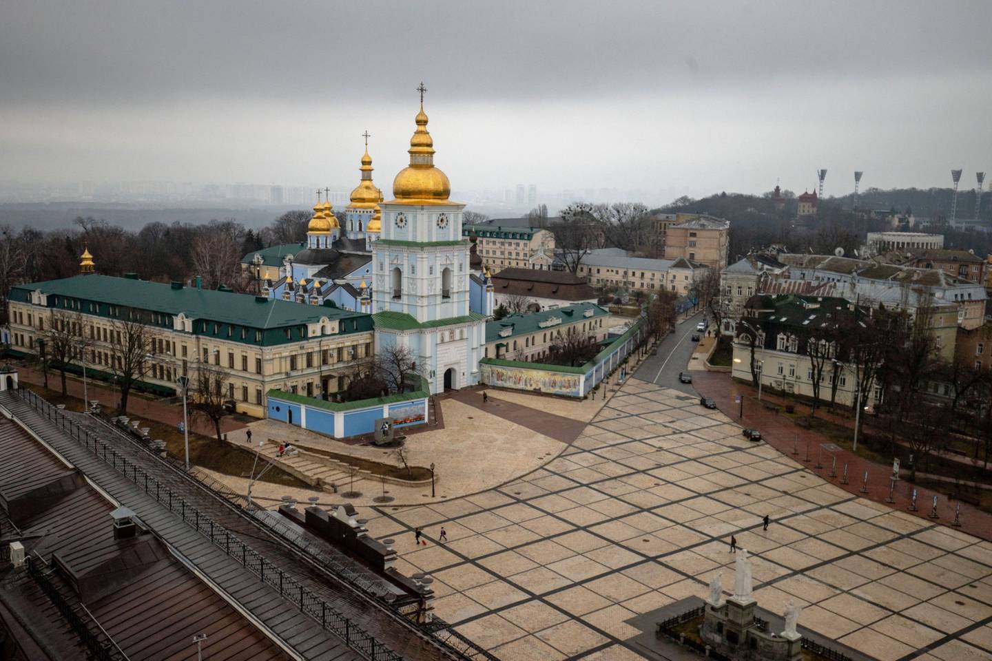 Una plaza vacía en el Monasterio de la Cúpula Dorada de San Miguel en Kiev.