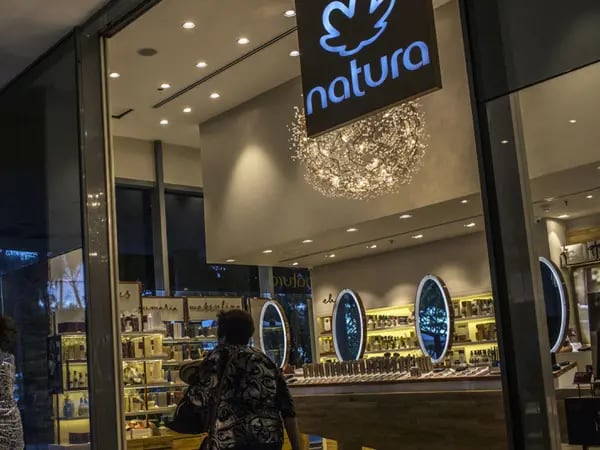Travelers pass in front of a Natura Cosmeticos SA store inside the Santos Dumont Airport (SDU) in Rio de Janeiro, Brazil, on Monday, June 25, 2017. British make-up seller Body Shop from L'Oreal SA has been sold to Natura Cosmeticos SA with a deal that estimates to be worth 1 billion euros ($1.1 billion). Photographer: Dado Galdieri/Bloomberg