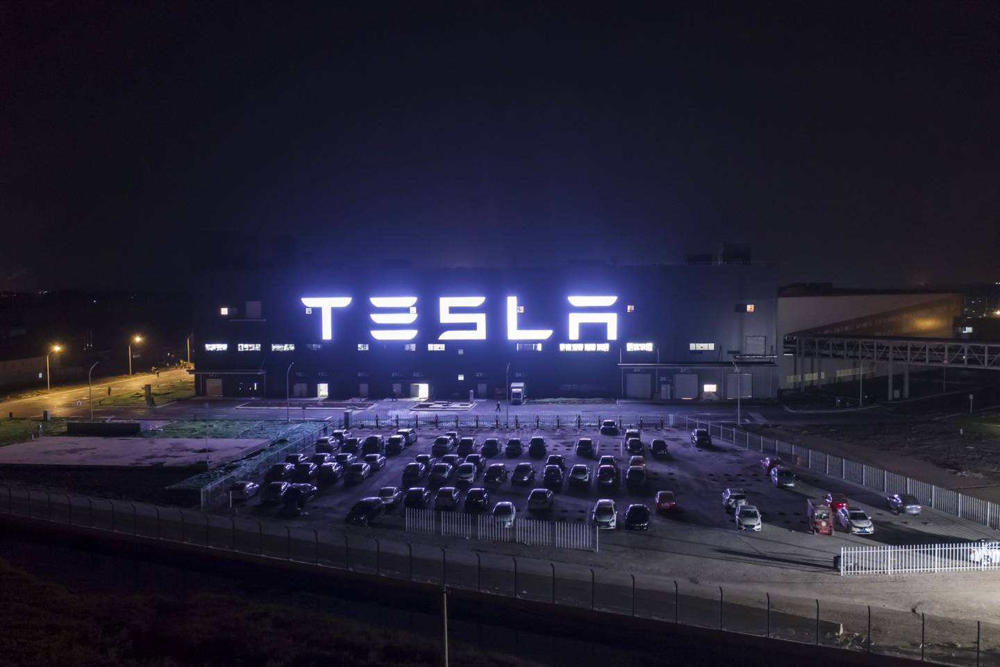 La Gigafábrica de Tesla Inc. Gigafactory permanece iluminada por la noche en Shanghái, China, el viernes 1 de noviembre de 2019. Fotógrafo: Qilai Shen/Bloomberg