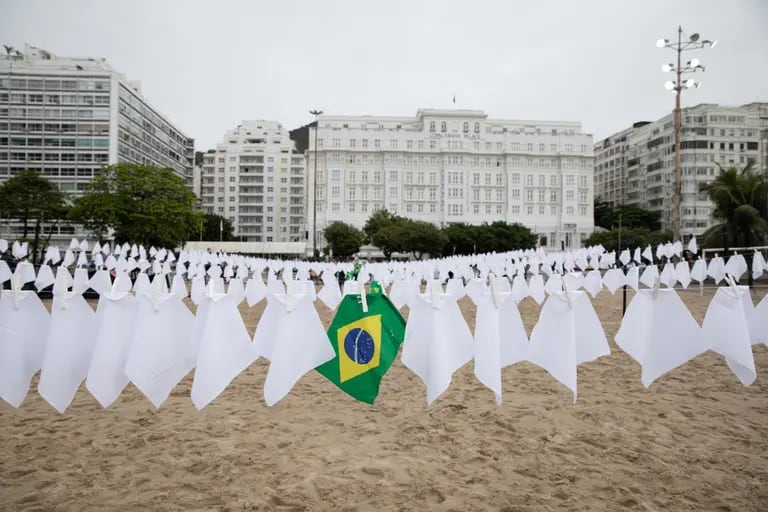 Lenços brancos na praia de Copacabana homenageiam brasileiros mortos pela Covid-19dfd