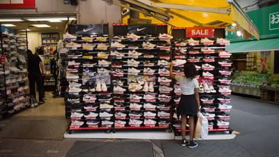 Nike registra ventas sólidas en medio de una acumulación sostenida de inventariodfd