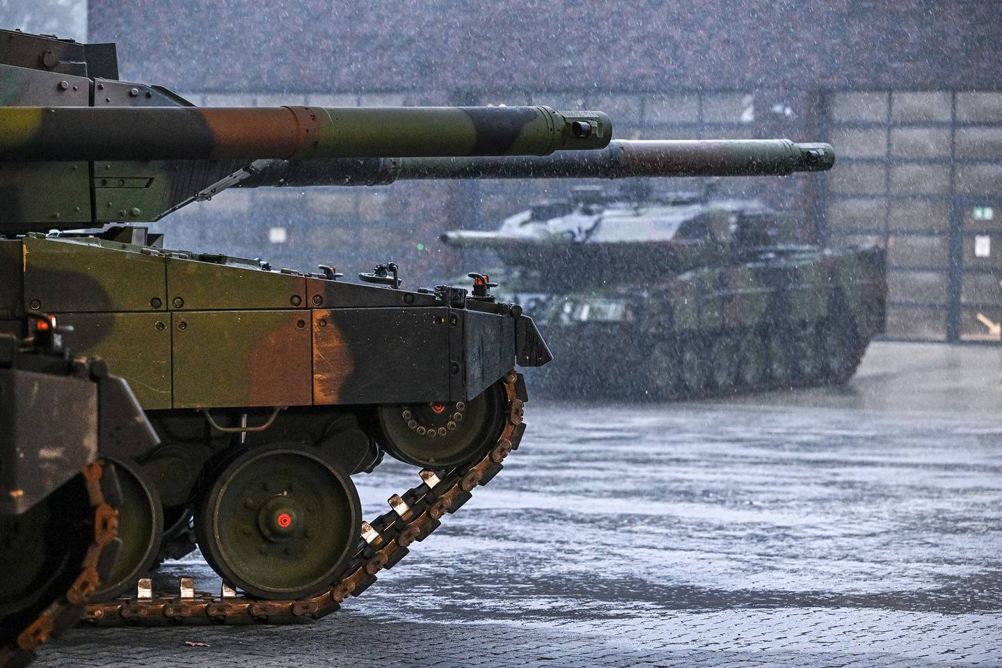 Carros de combate Leopard 2 A6 durante una visita del ministro alemán de Defensa, Boris Pistorius, al escuadrón de tanques Panzerbataillon 203 de la Bundeswehr el 1 de febrero de 2023 en Augustdorf, Alemania.