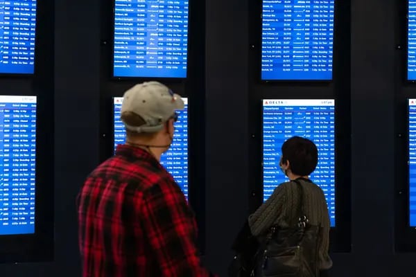 Viajeros observan los paneles de salida en el Aeropuerto Internacional Hartsfield-Jackson de Atlanta (ATL) en Atlanta, Georgia, Estados Unidos, el lunes 27 de diciembre de 2021.