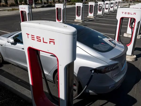 Un vehículo cargando en una estación de de Tesla en Petaluma, California. Fotógrafo: David Paul Morris/Bloomberg