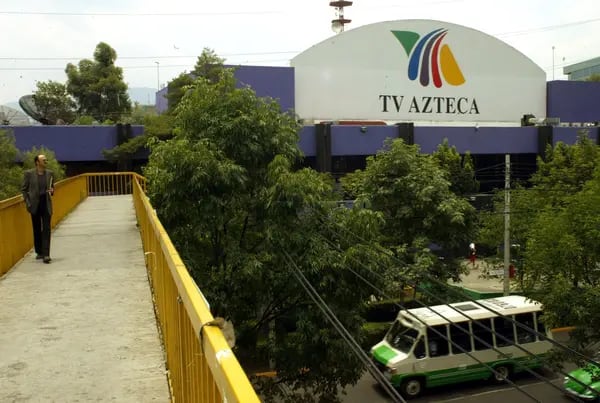Un hombre cruza un puente peatonal cerca de las oficinas de TV Azteca, la segunda cadena televisiva más grande de México.