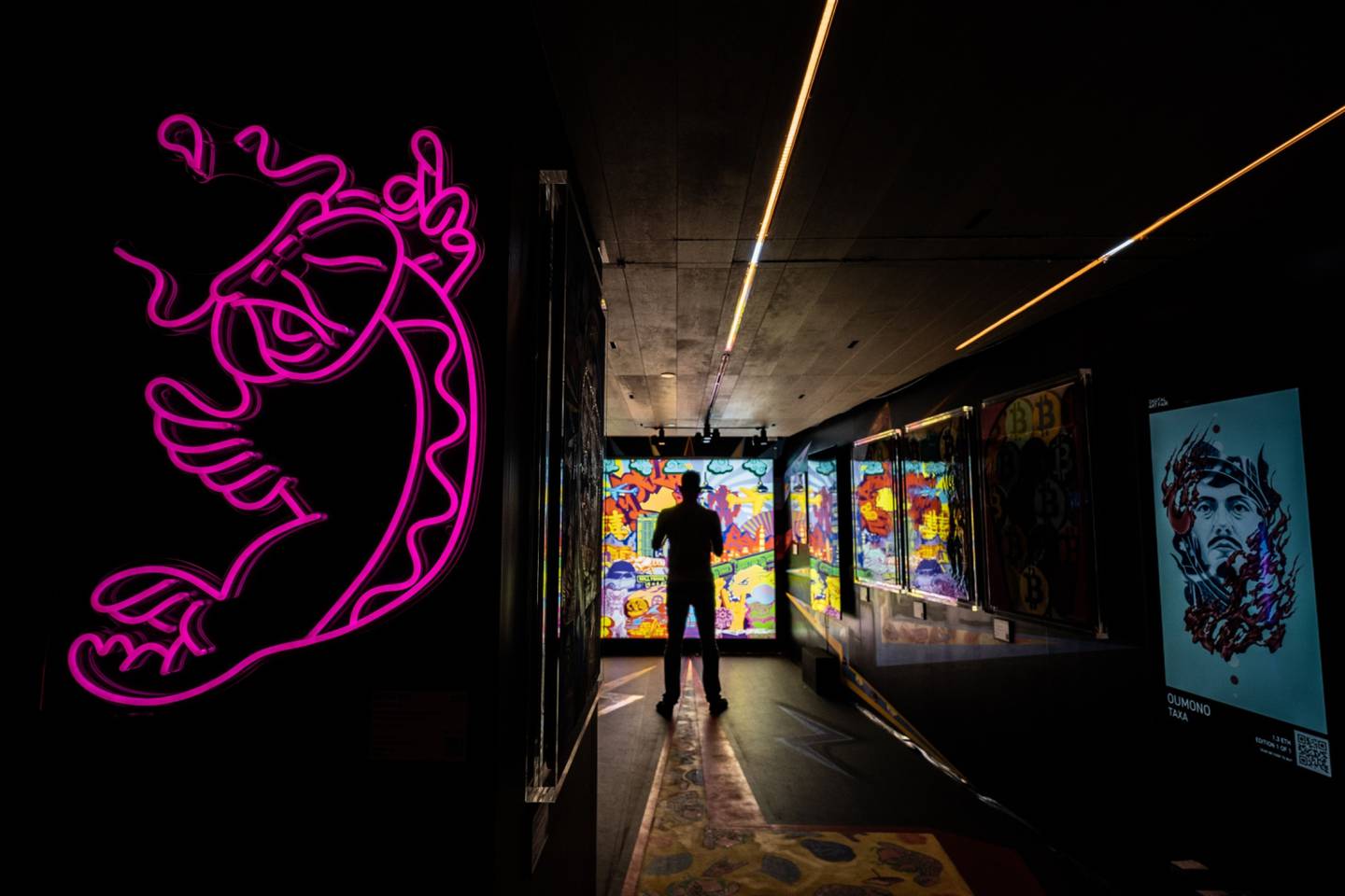 Un visitante observa la obra de arte titulada "Hold Onto Your Bitcoin", de Gustav Szabo, también conocido como Szabotage, en la Feria de Arte Digital de Asia, que muestra arte digital y NFT, en Hong Kong, China, el domingo 3 de octubre de 2021.
