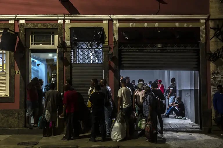 Pessoas sem alojamento esperam por um quarto no Hotel Acolhedor, 22 de outubro.Fotógrafo: Dado Galdieri / Bloombergdfd