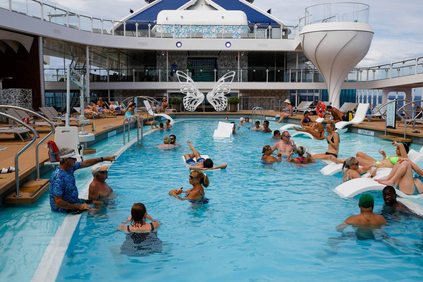 Viajeros en la piscina de la cubierta del crucero Celebrity Edge en junio, como parte del primer itinerario generador de ingresos que zarpó tras la pandemia. Fotógrafo: Eva Marie Uzcategui/Bloomberg
dfd