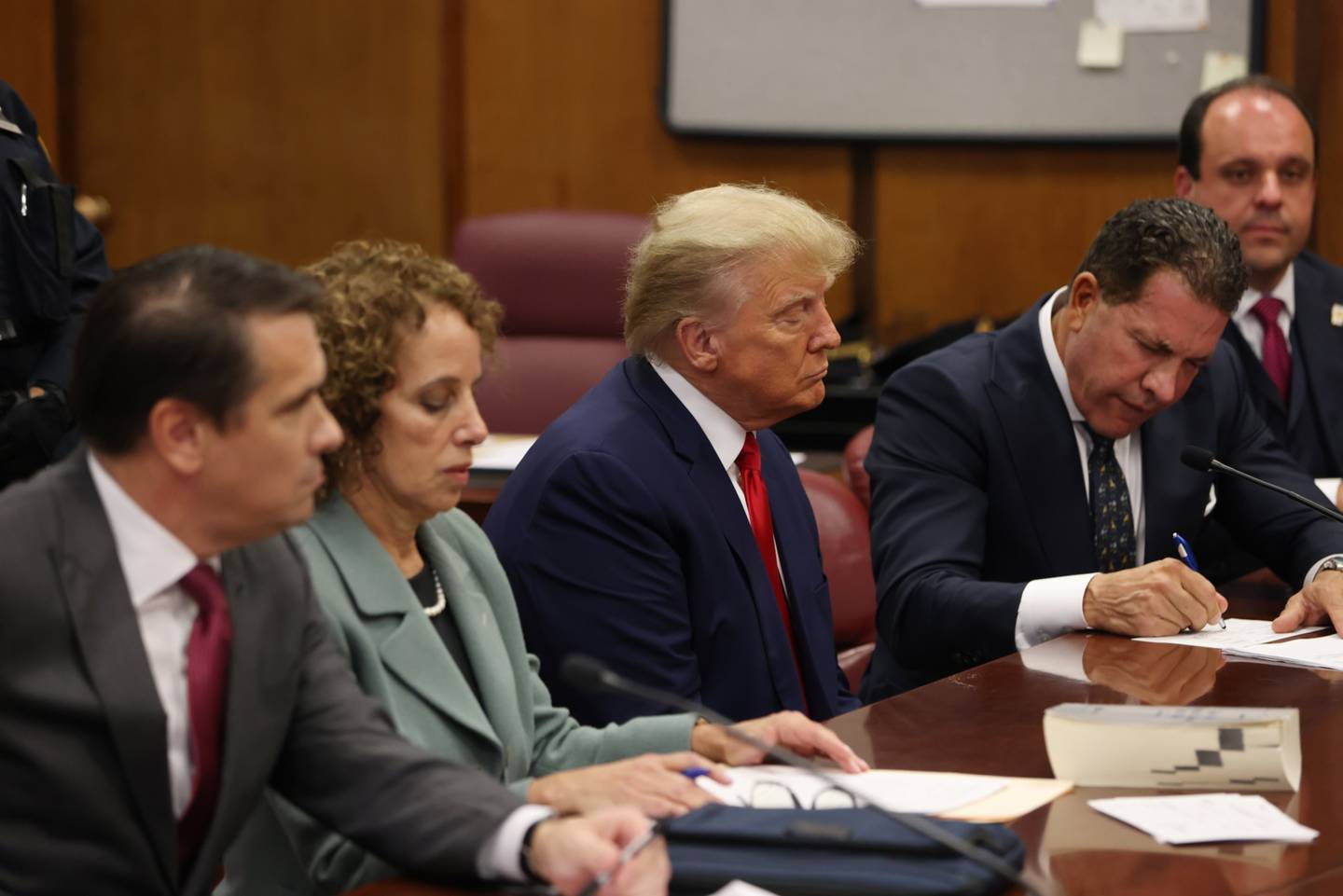 El expresidente de EE.UU. Donald Trump, en el centro, con su equipo de defensa durante su comparecencia ante el tribunal de Nueva York, EE.UU., el martes 4 de abril de 2023.