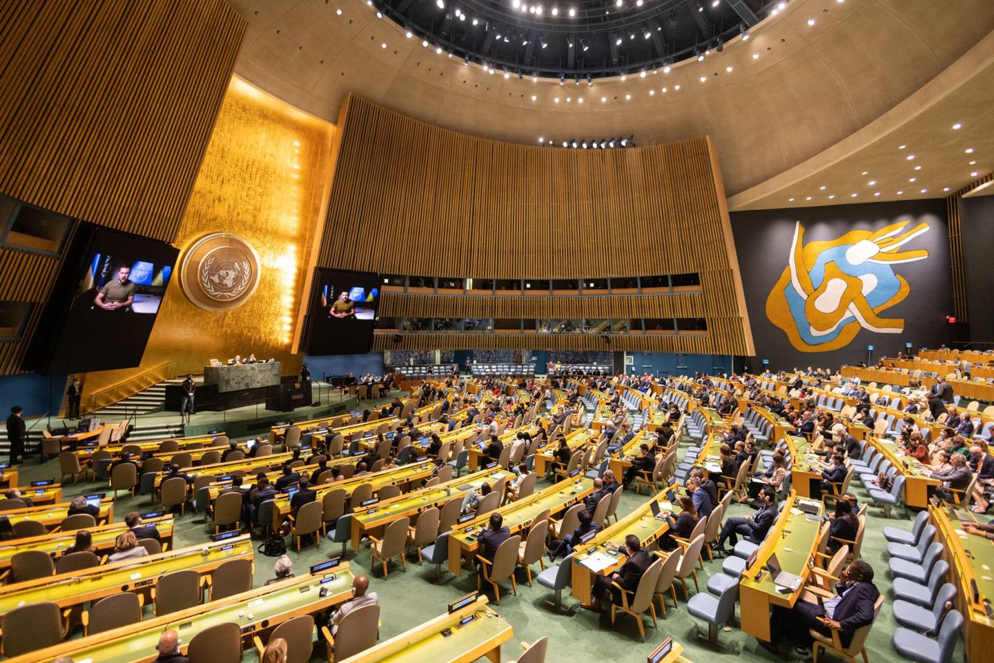 El presidente de Ucrania, Volodymyr Zelenskiy, en los monitores de la Asamblea General de la ONU. Presidentes y diplomáticos de Centroamérica se refirieron a la guerra entre Rusia y Ucrania.