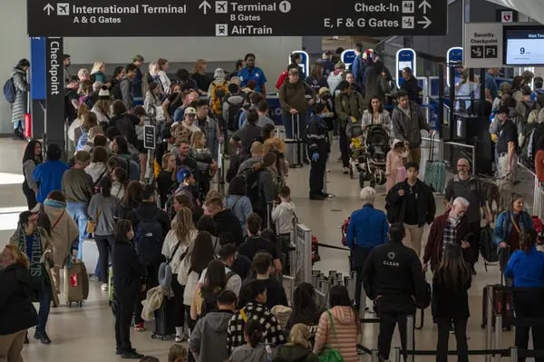 Passageiros em aeroporto internacional de San Francisco