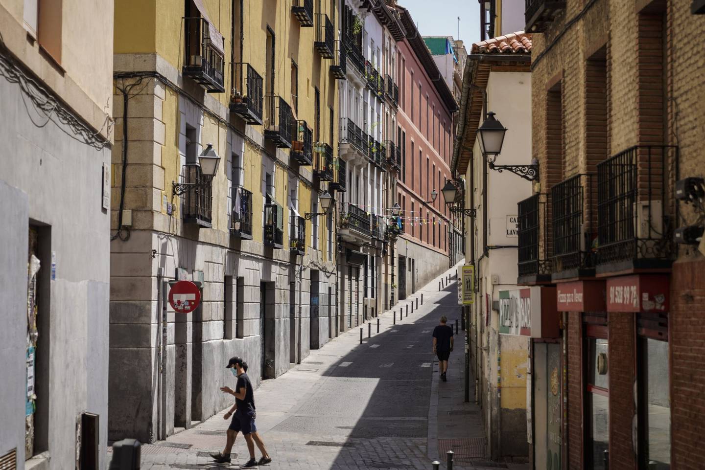 Bloques de apartamentos residenciales se alinean en una calle en el barrio de Lavapiés de Madrid, España, el jueves 25 de junio de 2020. Fotógrafo: Paul Hanna/Bloombergdfd
