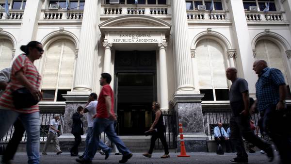 Inflación 2022 en Argentina: analistas consultados por el BCRA ahora ven un 72,6%dfd