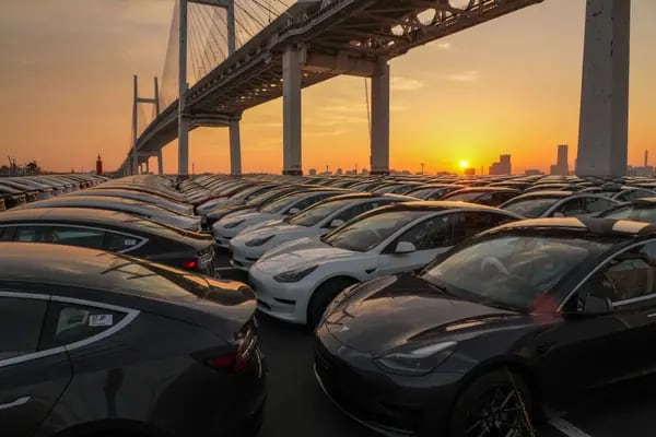 Autos Tesla estacionados en Japón