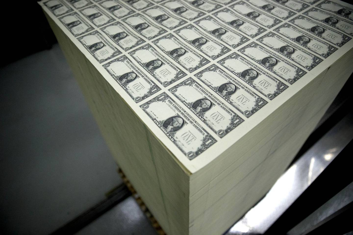 Planchas de billetes de un dólar estadounidense apilados