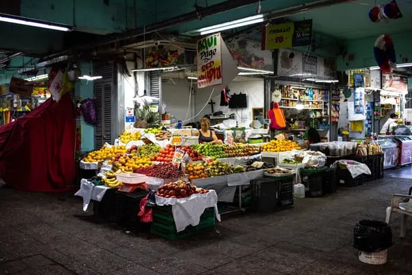 Un vendedor de frutas y vegetales en el mercado de La Vega Central en Santiago de Chile, el lunes 20 de marzo de 2023. Fotógrafo: Cristóbal Olivares/Bloomberg