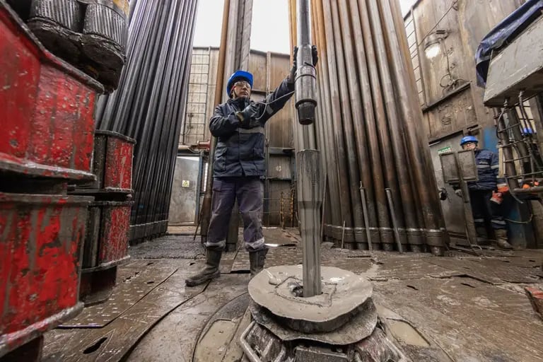 Un trabajador guía los tubos de perforación en una plataforma de perforación de gas en el campo de petróleo, gas y condensado de Gazprom PJSC, una base de recursos para el gasoducto Power of Siberia, en el distrito de Lensk de la República de Sakha, Rusia, el miércoles 13 de octubre de 2021.dfd