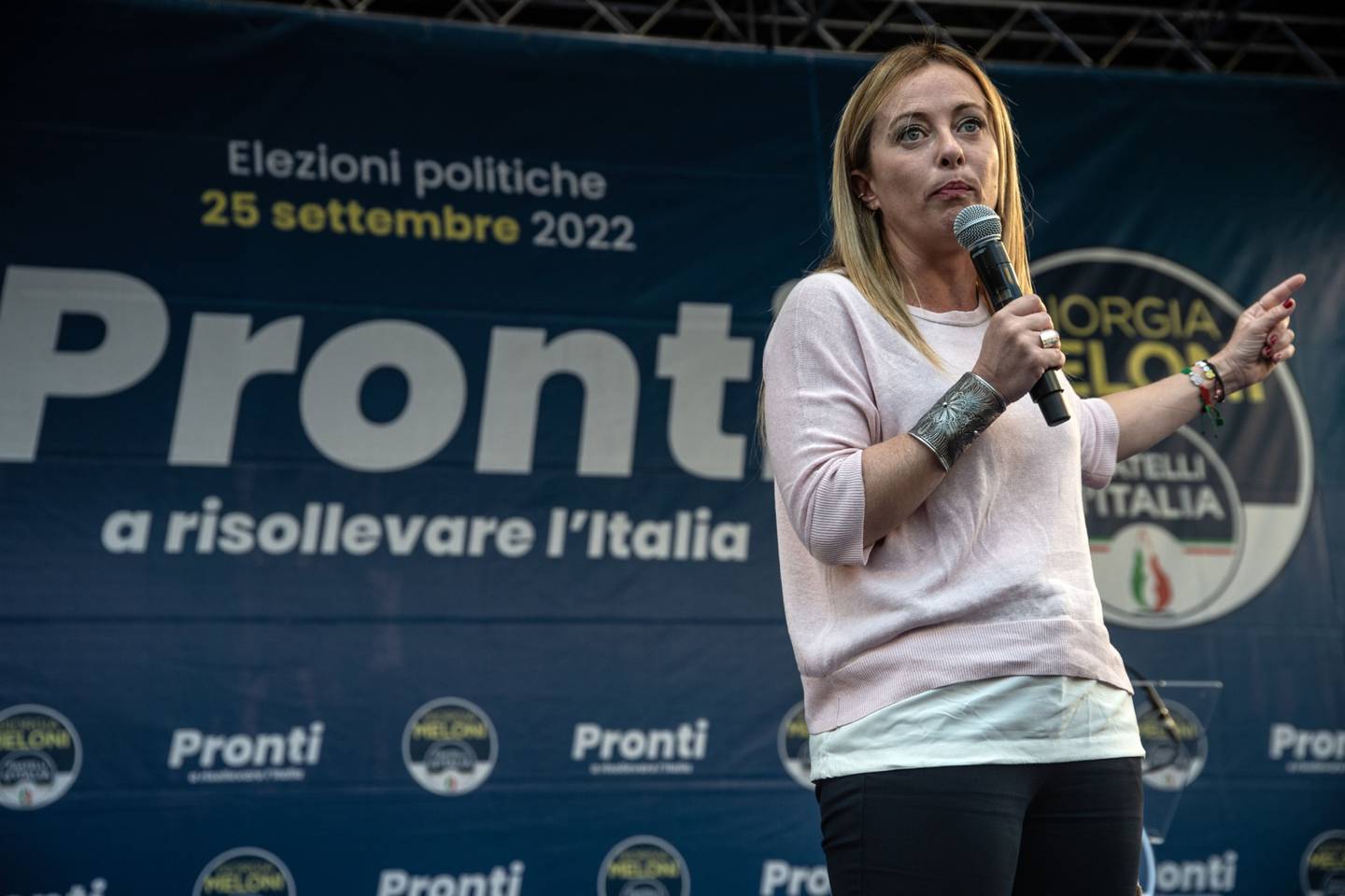Giorgia Meloni líder del partido "Fratelli d'Italia" habla en un mitin político el 18 de septiembre de 2022 en Caserta, Italia.