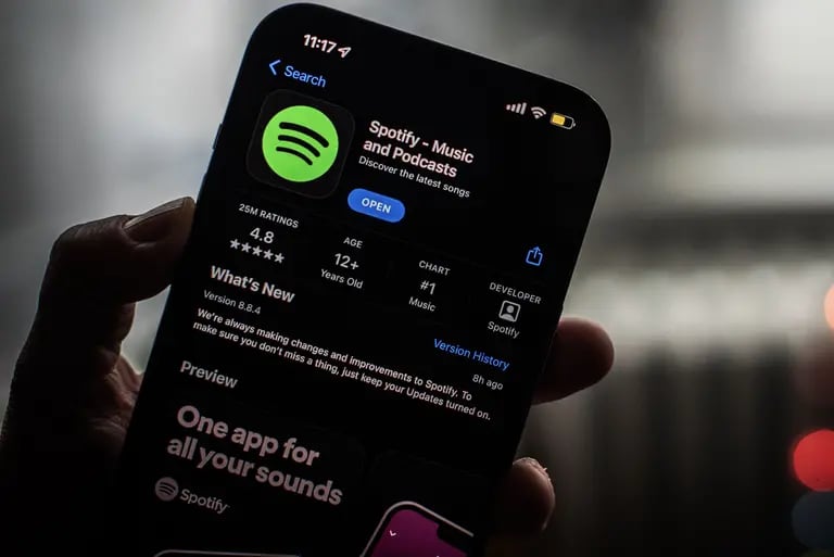 La aplicación Spotify en la App Store de Apple en un smartphone arreglado en Hastings-on-Hudson, Nueva York, EE.UU., el miércoles 25 de enero de 2023. dfd