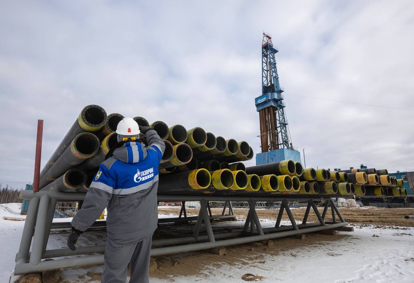 Un trabajador inspecciona los tubos de perforación en una plataforma de perforación de gas en el campo de petróleo, gas y condensado de Gazprom PJSC, una base de recursos para el gasoducto Power of Siberia, en el distrito de Lensk de la República de Sakha, Rusia, el miércoles 13 de octubre de 2021.