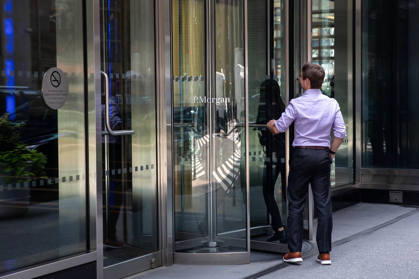 Un oficinista entra en la sede de JPMorgan Chase & Co. en Nueva York, el jueves 22 de julio de 2021.