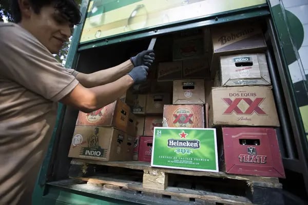 Un trabajador en Ciudad de México cierra la puerta de un camión de entregas de Cervecería Cuauhtemoc-Moctezuma, una subsidiaria de Heineken NV.