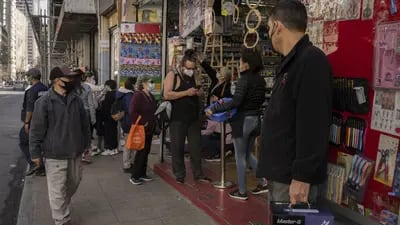 Compradores esperan en una fila afuera de una tienda en Santiago de Chile, el 2 de septiembre de 2021.