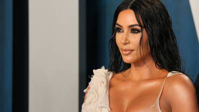Kim Kardashian amplia investimentos e terá nova linha de skincaredfd