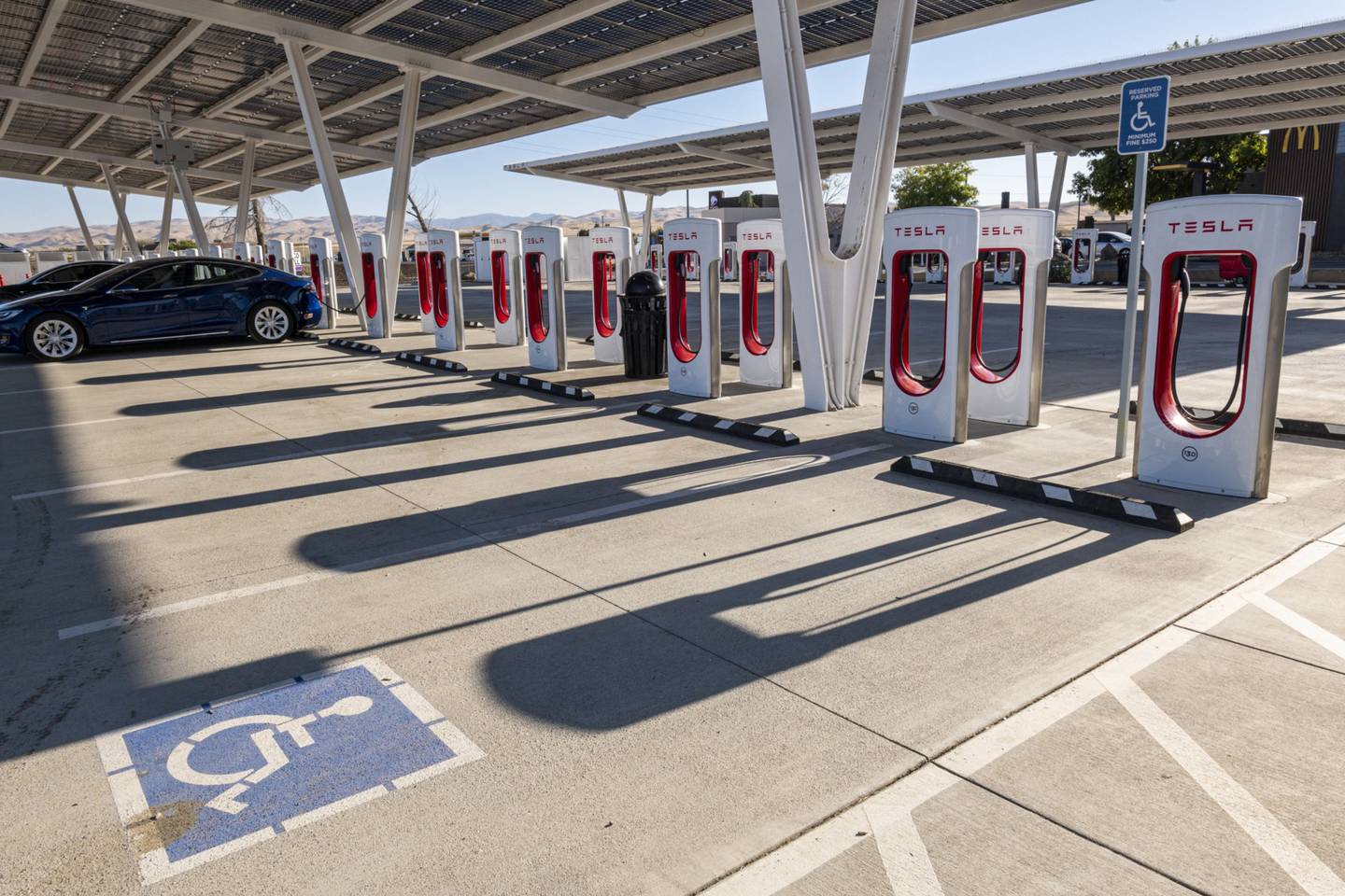Vehículos en una estación de Supercharger de Tesla en Firebaugh, California.