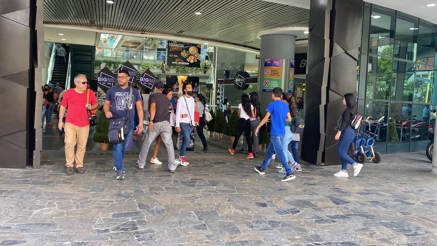 Las colas para ingresar al Centro Comercial Sambil en Caracas se vieron reducidas en comparación con años anteriores / Foto Raylí Luján
