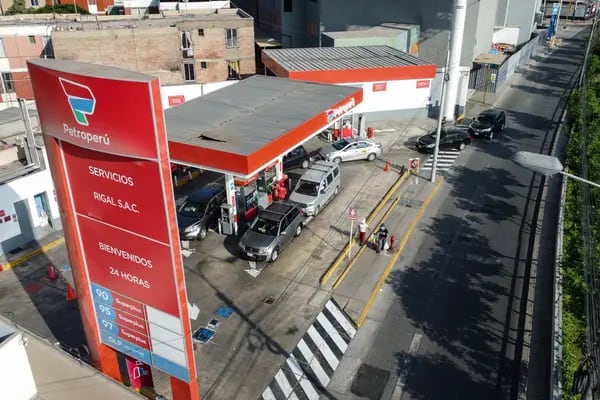 Los clientes hacen fila para cargar combustible en una gasolinera de Petroperú en Lima, Perú, el jueves 17 de marzo de 2022.