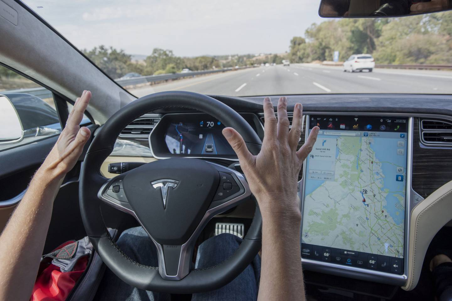 Un miembro de los medios de comunicación prueba un coche Tesla Motors Inc. equipado con Autopilot en Palo Alto, California, Estados Unidos, el miércoles 14 de octubre de 2015.