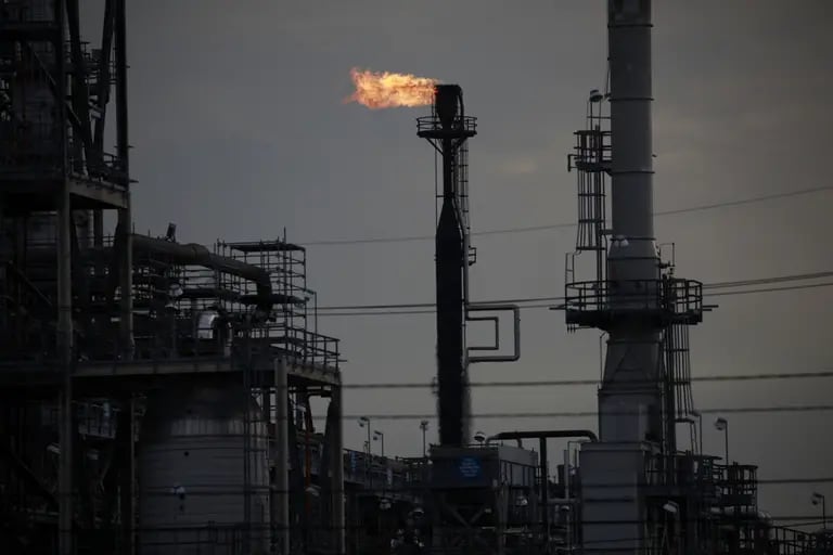 Una antorcha de petróleo arde en la refinería de BP Plc Whiting en Whiting, Indiana, Estados Unidos, el domingo 10 de octubre de 2021. La demanda de petróleo aumentará una media de casi 4 millones de barriles al día en 2021, frente al bajo nivel de 2020, impulsado por la pandemia. Fotógrafo: Luke Sharrett/Bloombergdfd