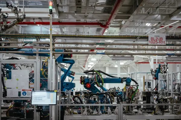 Brazos robóticos en una fábrica de Rivian