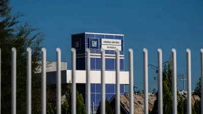 Señalización en una planta cerrada de General Motors Co. en Villa de Reyes, México, el lunes 13 de abril de 2020. 