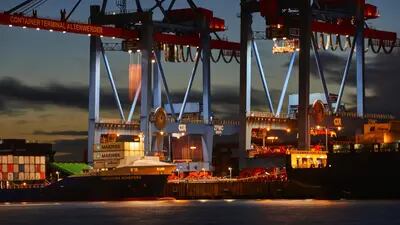 Navios carregam mercadorias em Hamburgo