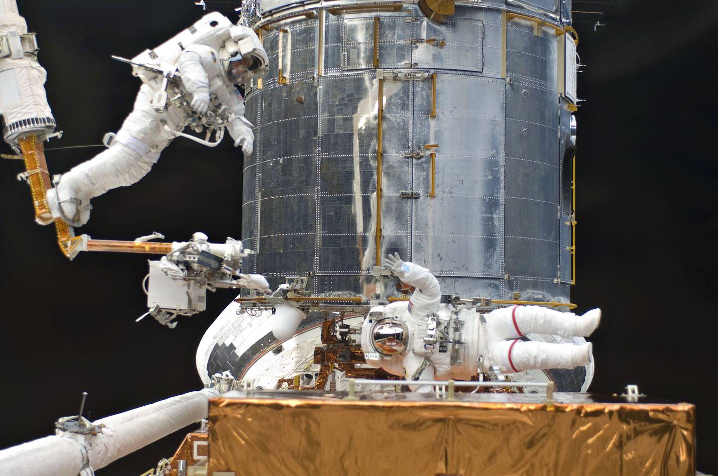 Los astronautas del transbordador espacial estadounidense Atlantis reparan y mejoran el telescopio espacial Hubble en 2009.Fuente: NASA.dfd