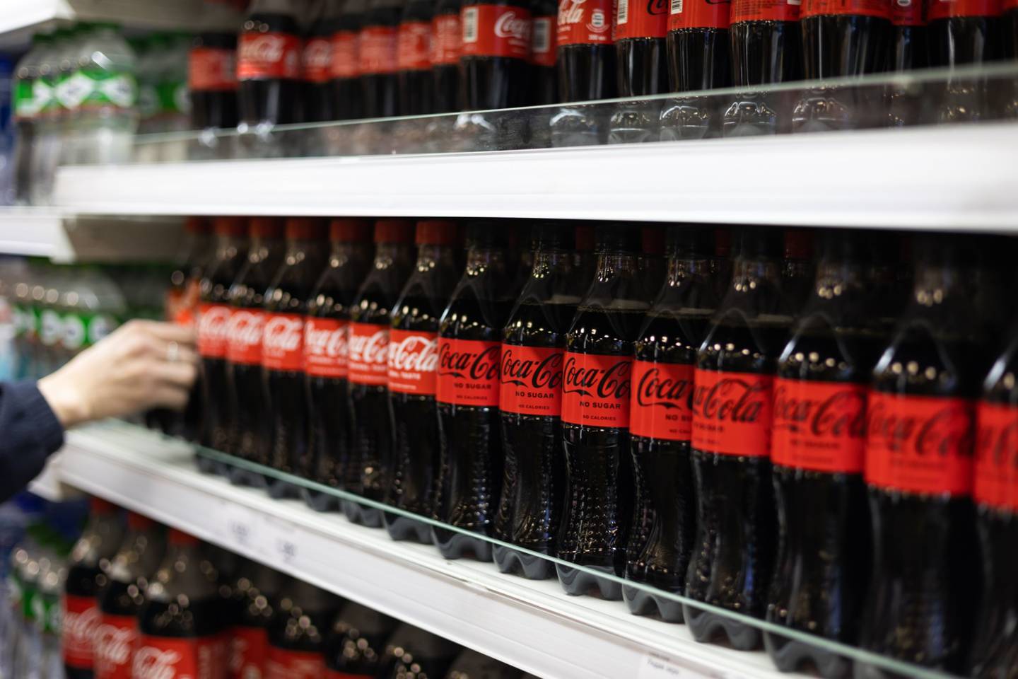 Botellas de refresco de Coca-Cola Co. en una tienda E-Mart Inc., operada por Sky Hypermarket LLC, en Ulán Bator, Mongolia, el domingo 12 de marzo de 2023.