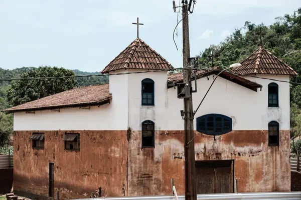 Igreja atingida pelo rompimento da barragem de rejeitos de mineração da Samarco, joint venture de Vale e BHP, em 2015 (Foto: Yasuyoshi Chiba/AFP/Getty Images)