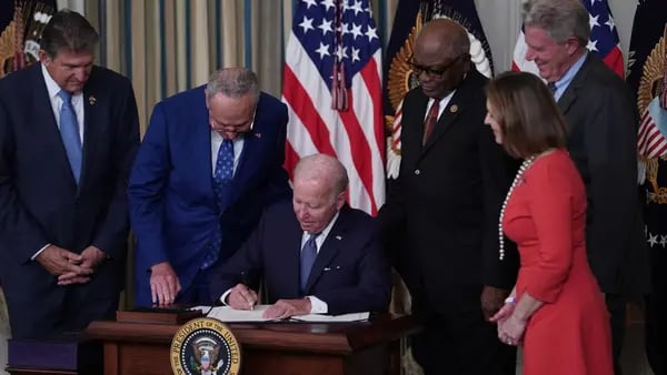 Biden firma proyecto de ley sobre impuestos y clima que marca una victoria esperadadfd
