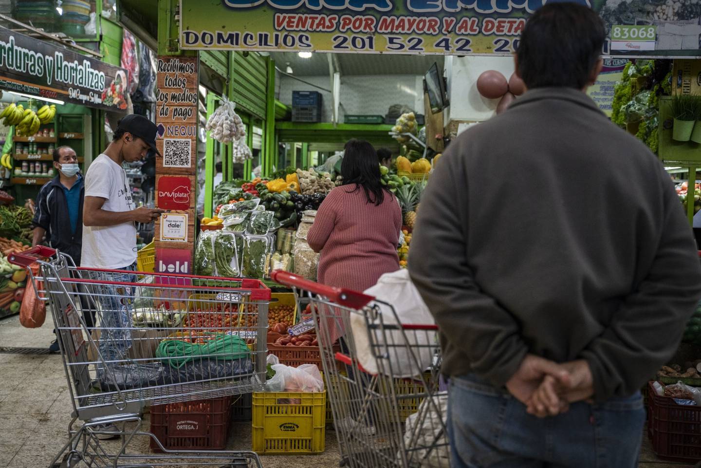 Compradores en un mercado de alimentos en Bogotá, Colombia, el jueves 30 de marzo de 2023.