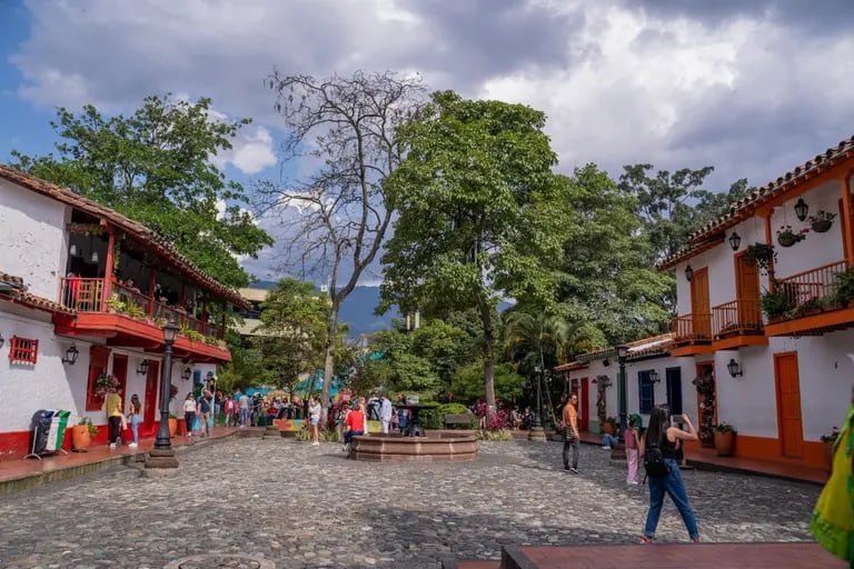Turistas visitan el Pueblito Paisa en Medellín, Colombia, el miércoles 5 de abril de 2023.dfd
