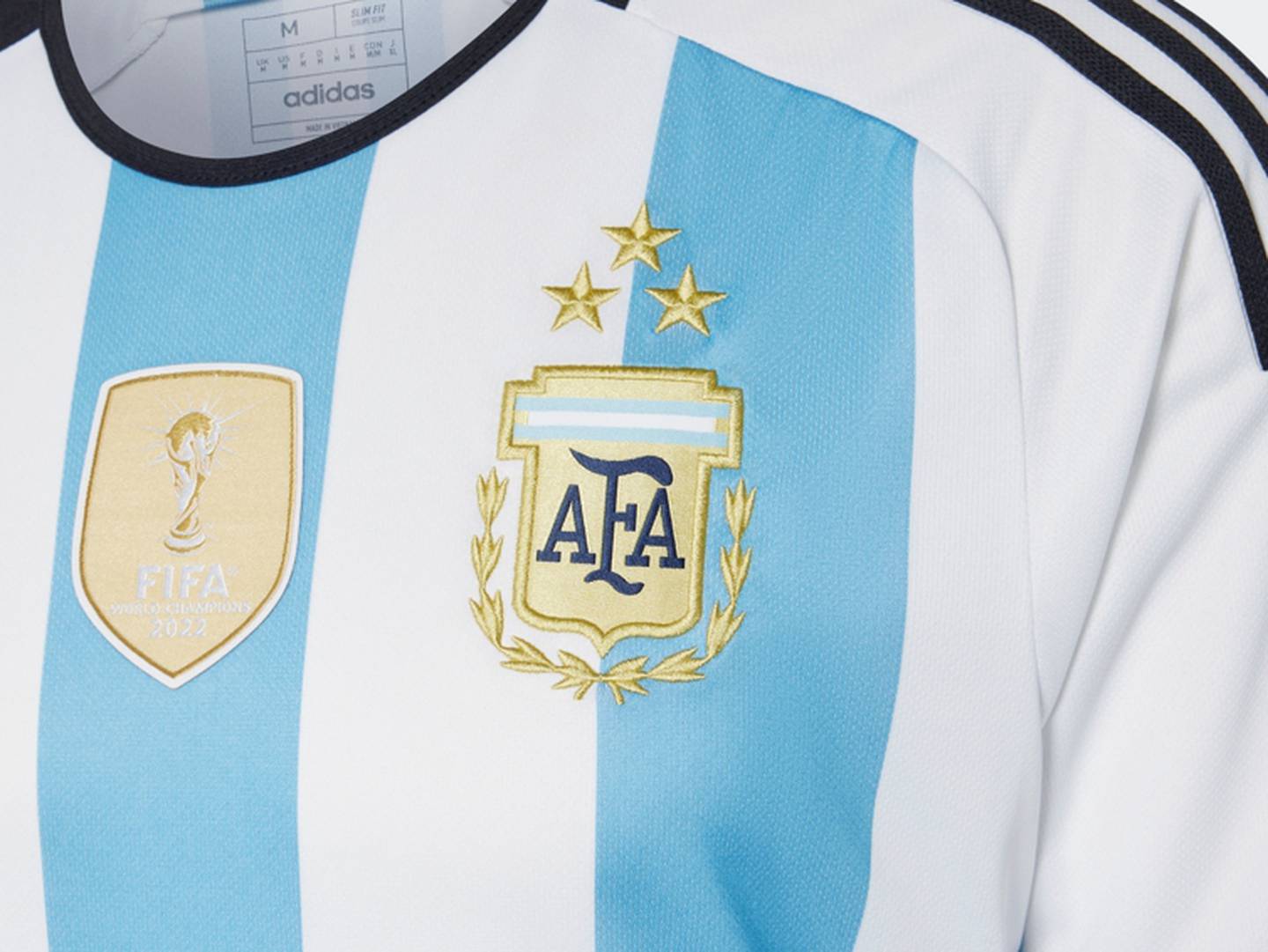 La nueva camiseta tendrá el escudo, las tres estrellas bordadas y, además, contará con la insignia de Campeón del Mundo 2022 de la FIFA.dfd