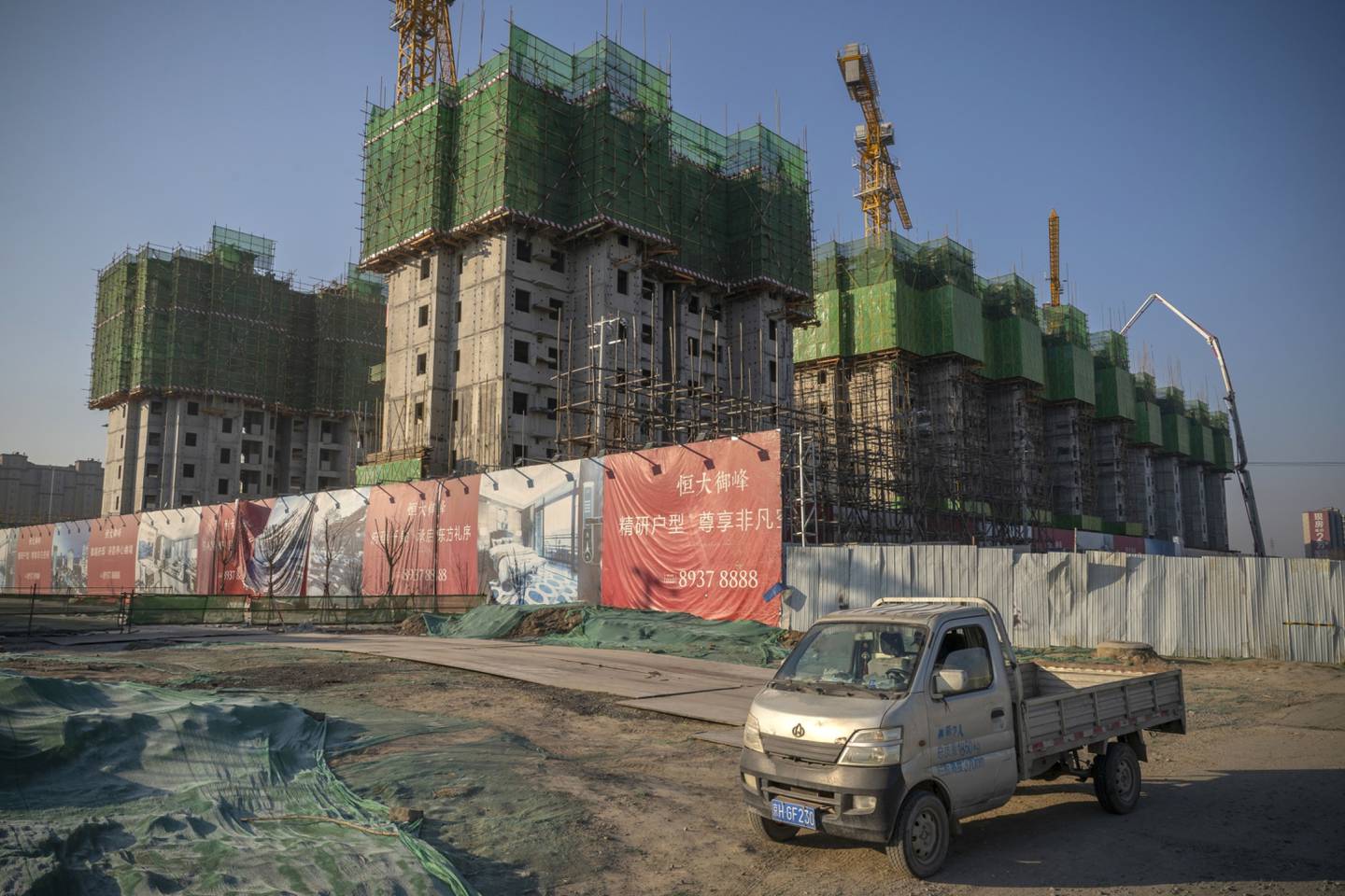 O governo chinês age para conter o contágio no setor imobiliário após a venda de imóveis residenciais despencar
