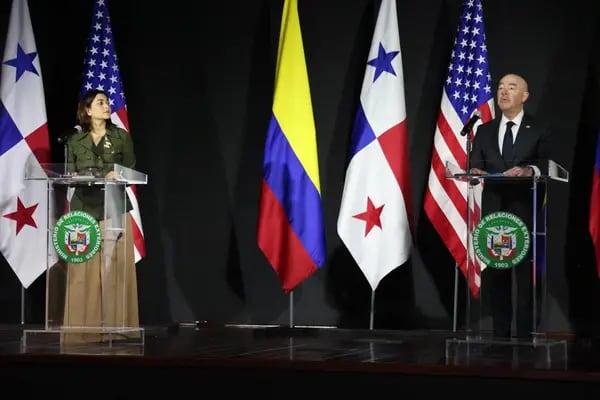 La canciller de Panamá, Janaina Tewaney y el secretario de Seguridad Nacional de EE.UU., Alejandro Mayorkas.